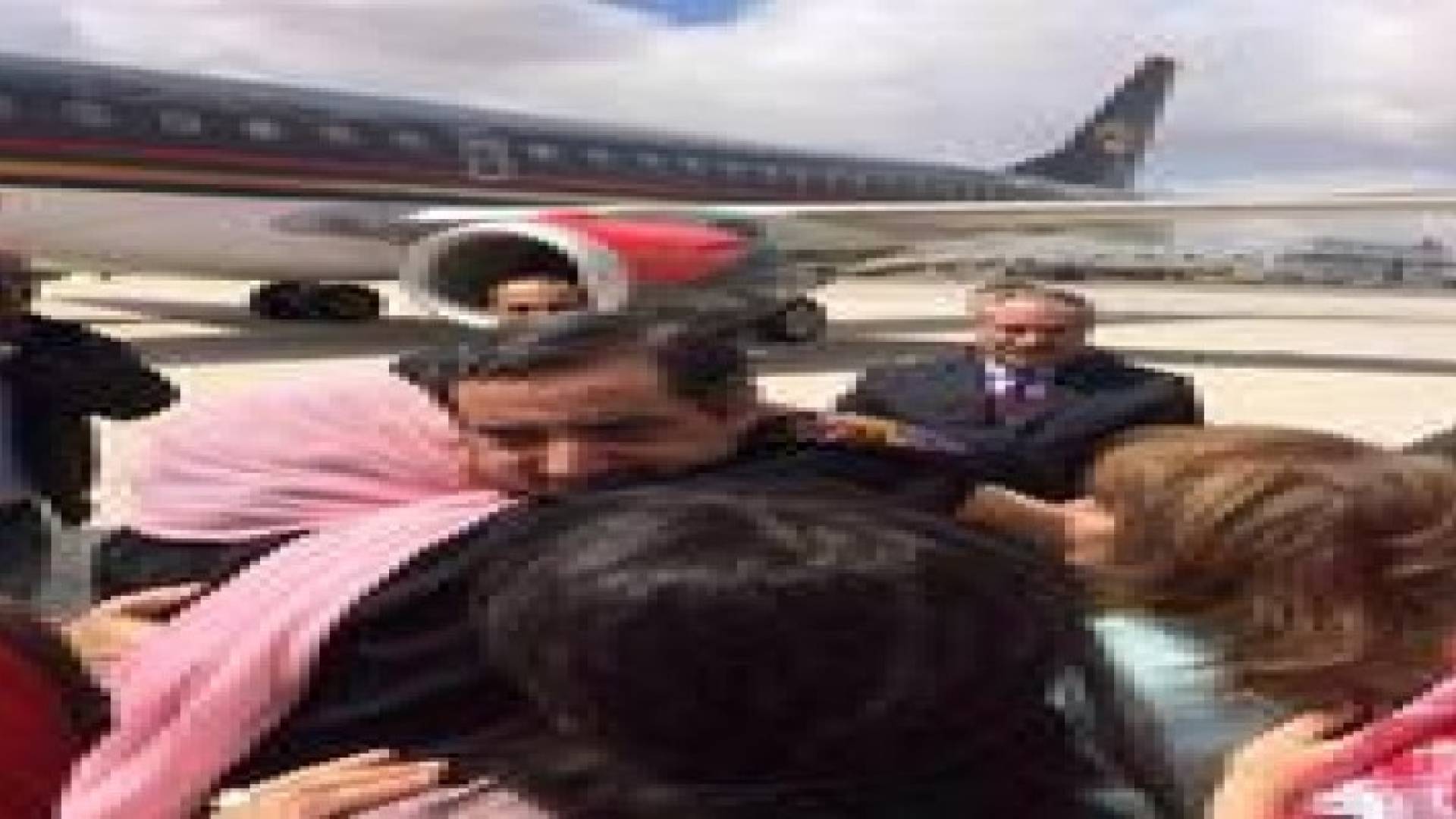 العيطان وصل الى مطار ماركا.. صور