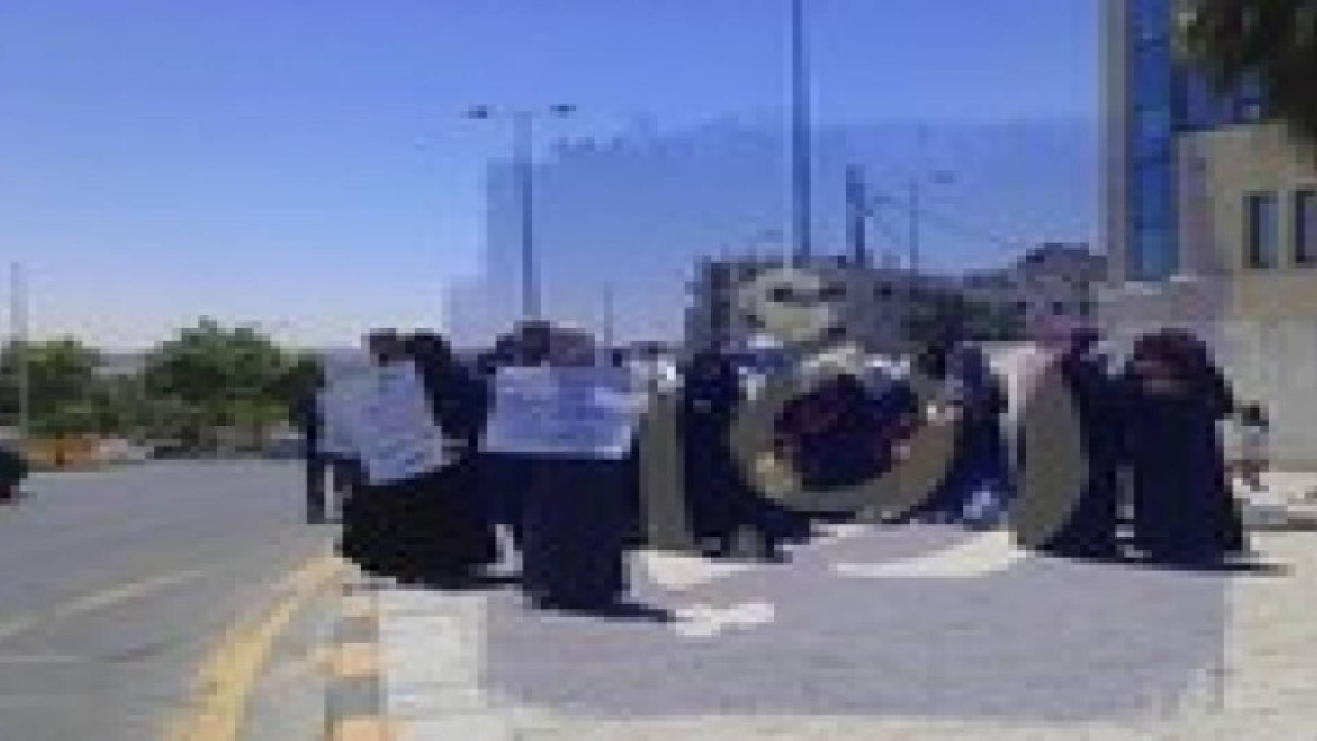 حزب التحرير يعتصم امام رئاسة الوزراء.. صور وفيديو
