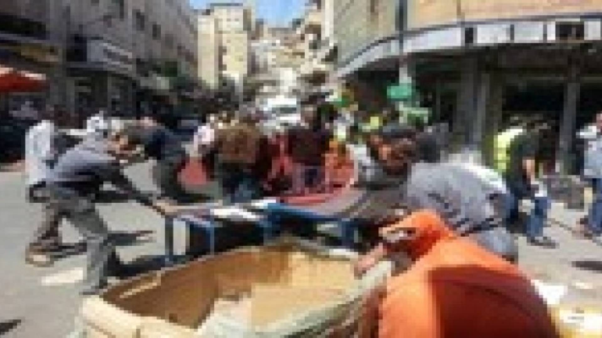 ايقاف 14 شخصا خلال حملة لإزالة بسطات وسط البلد