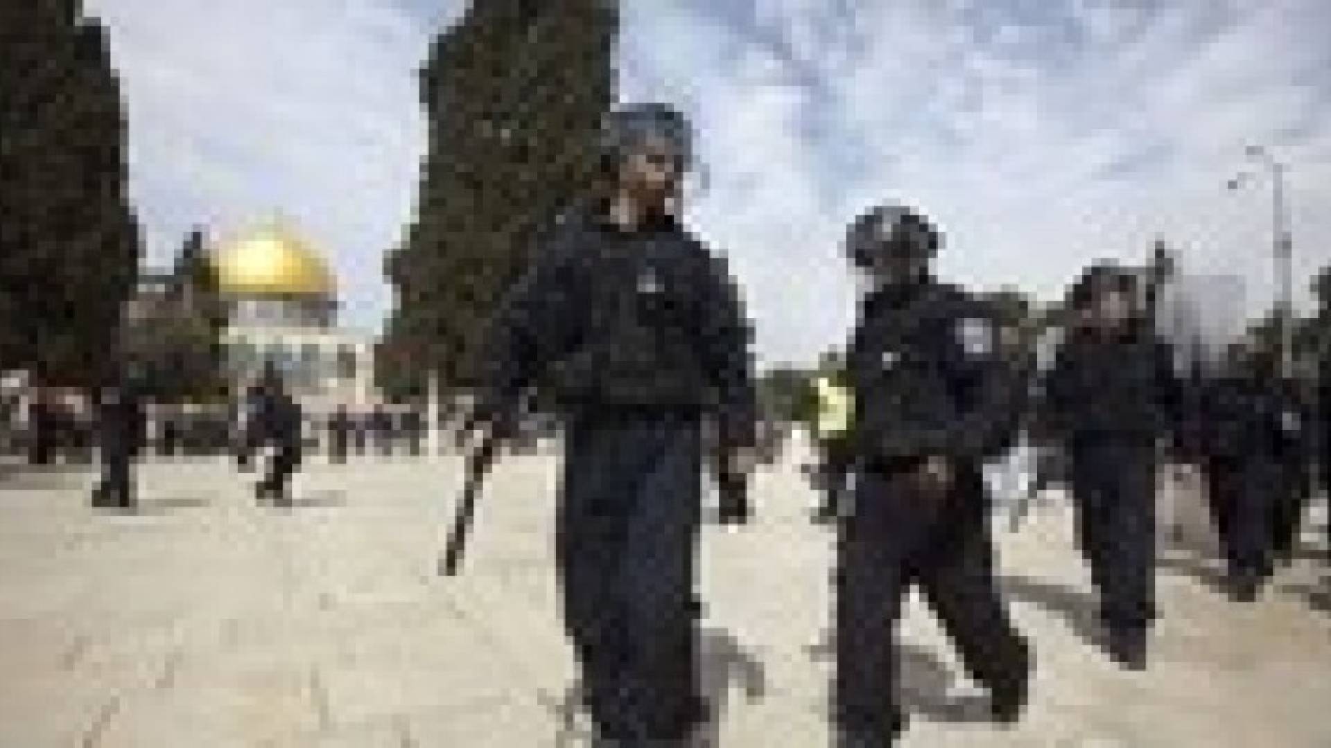 الاحتلال يهدم منشآت تجارية بالقدس ويعتقل 7 فلسطينيين في باحات المسجد الاقصى