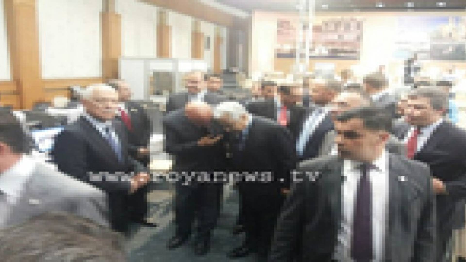 النسور يطلع على تجهيزات زيارة البابا .. صور