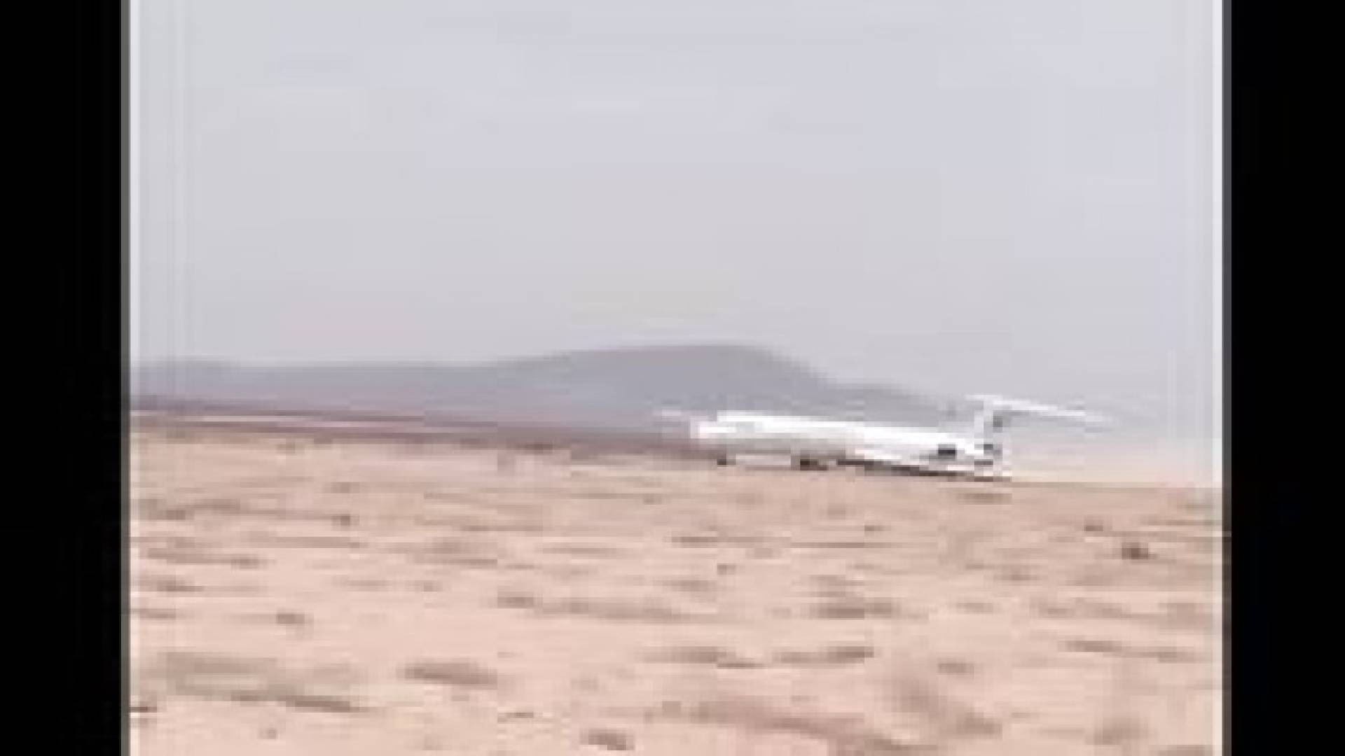 طائرة "دون إطارات" تهبط اضطراريا على الرمال في إيران