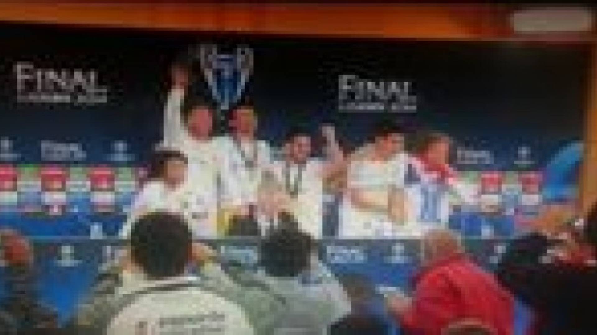 فيديو.. لاعبو ريال مدريد يرقصون مع أنشيلوتي في المؤتمر الصحفي