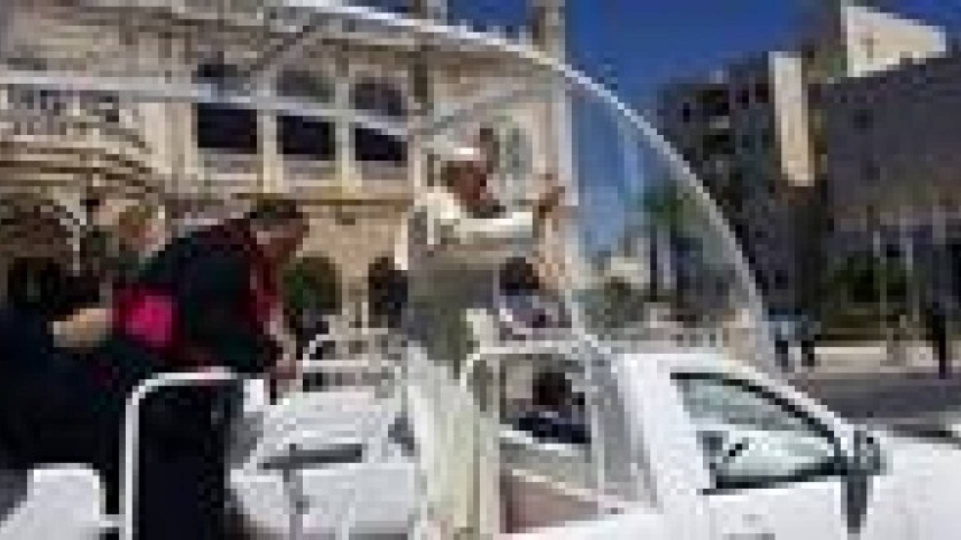 شخصيات مسيحية فلسطينية تسلم البابا رسالة " معاناة " الفلسطينيين
