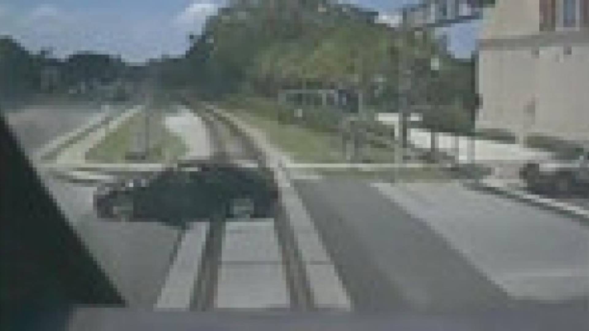 امرأة تنجو بثوان من الموت تحت القطار .. فيديو