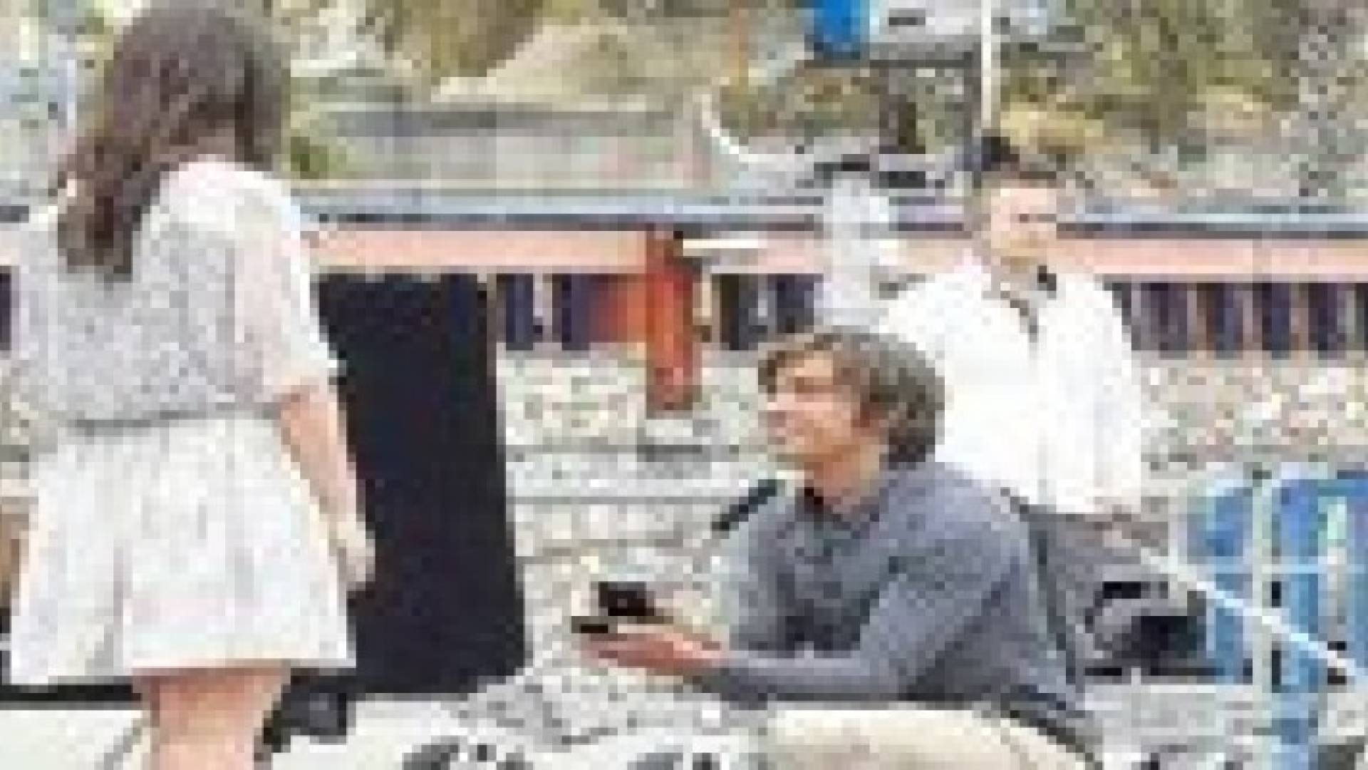 تشافي يعرض خاتم الزواج لفتاة غريبة