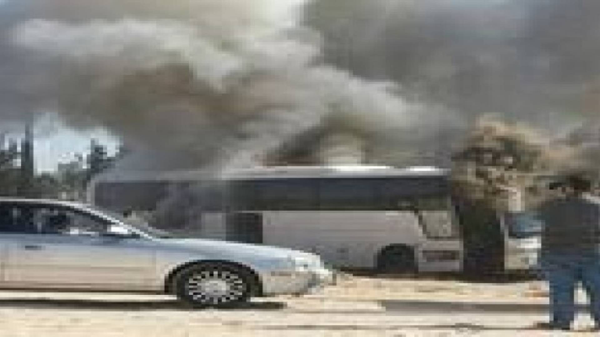 احتراق حافلة على طريق المطار .. صورة