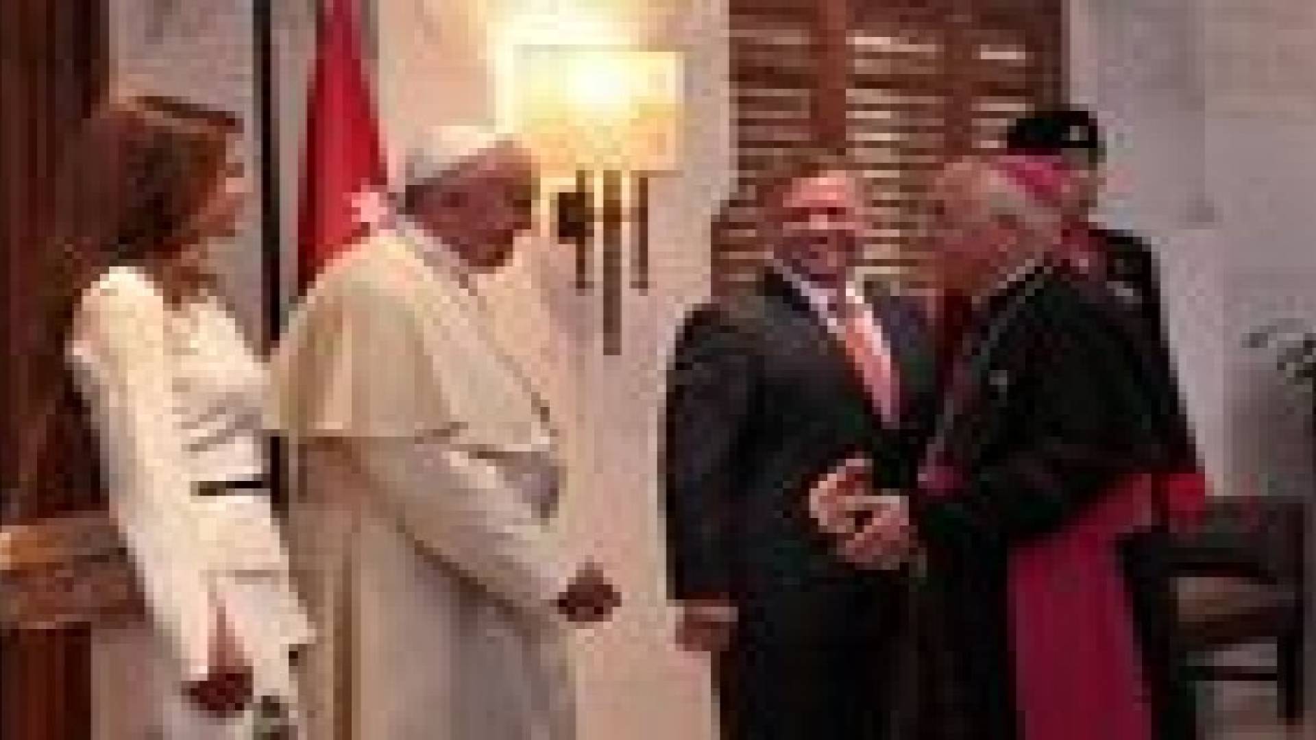 الملك يشكر التشريفات الملكية والحرس الملكي ومجموعة الأمن الخاص على جهودهم خلال زيارة البابا