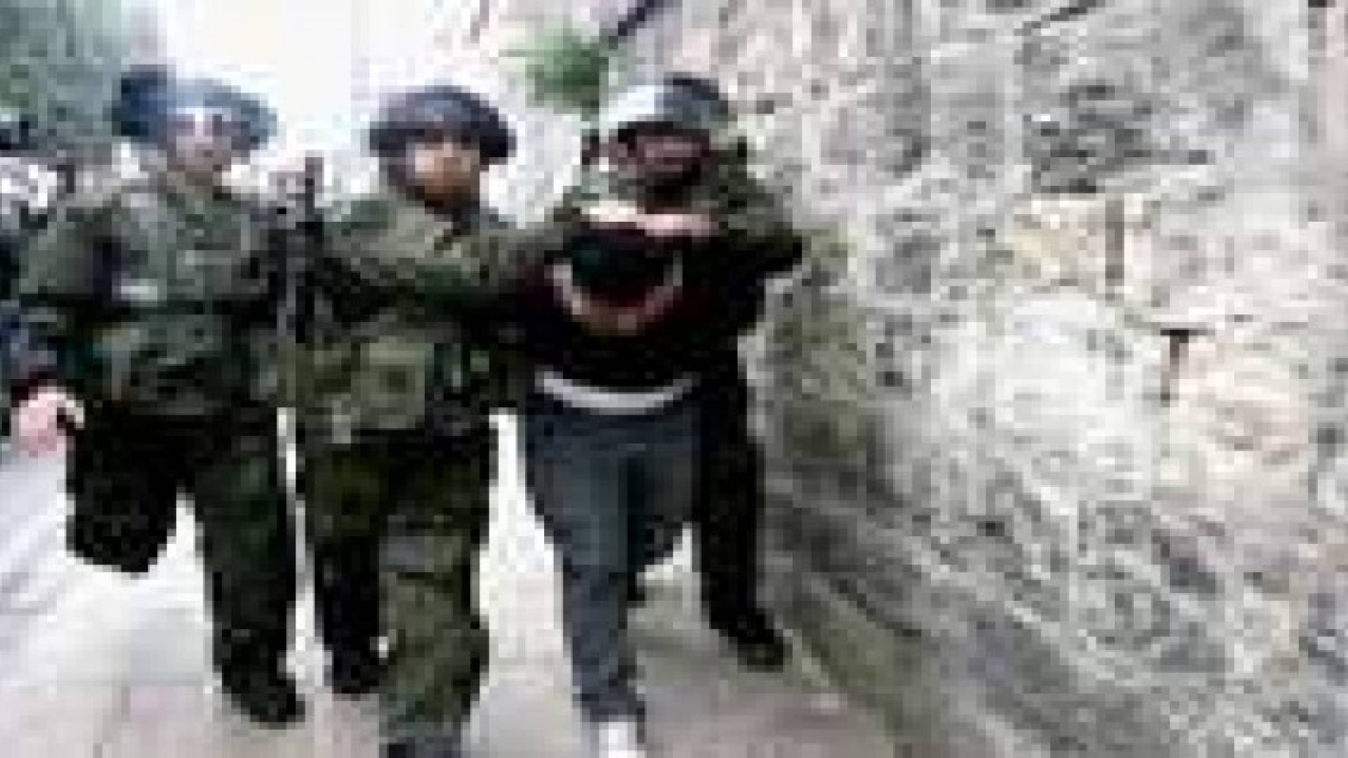 الاحتلال يعتقل سيدة و11 مواطنا من أبو ديس والعيزرية ..صور