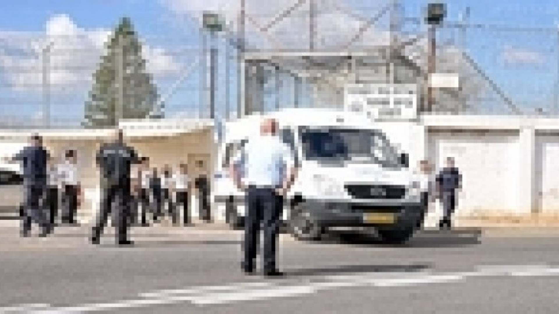 الاحتلال ينقل 40 أسيرا فلسطينيا مضربا الى المستشفى