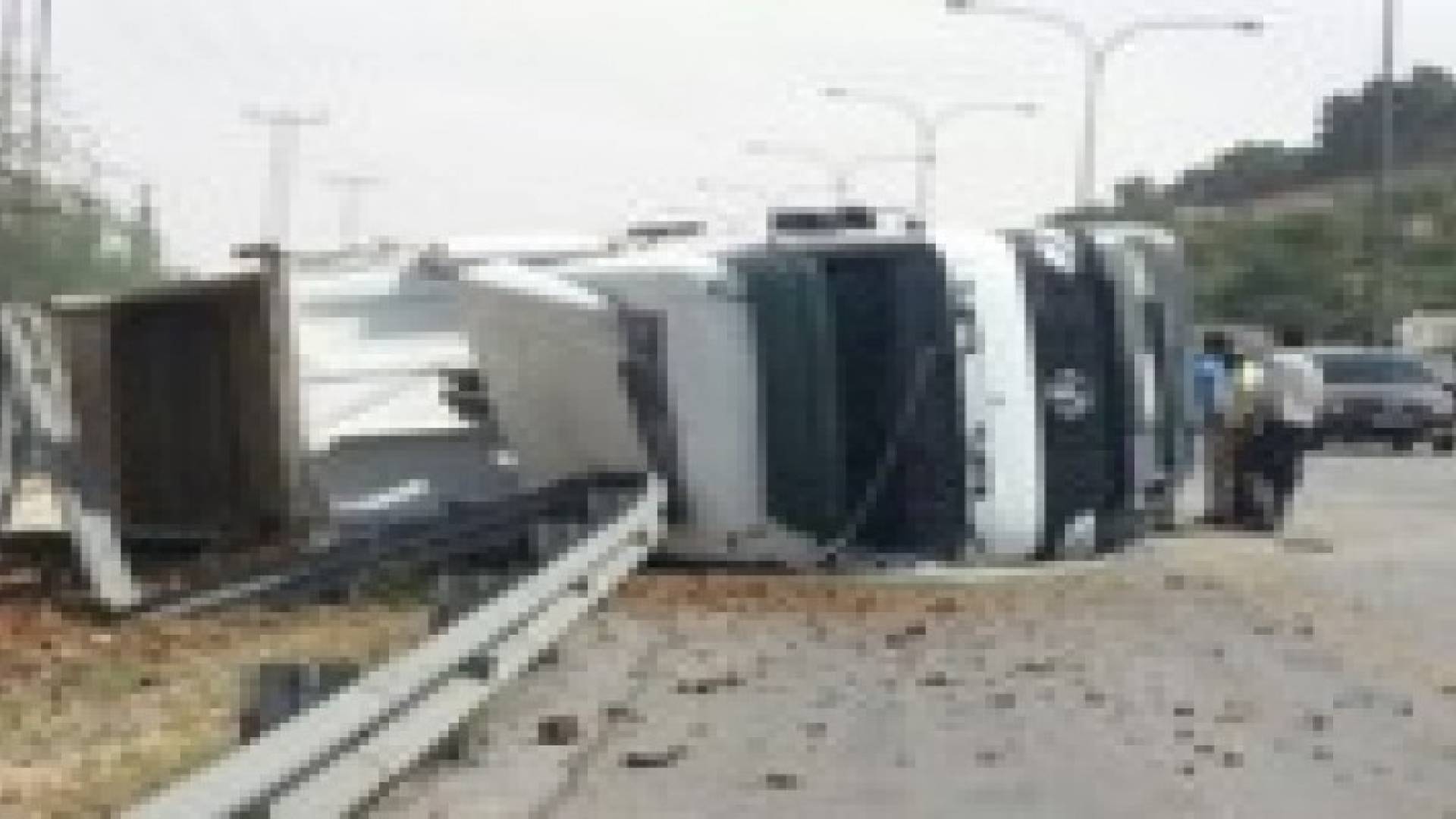 اغلاق جزئي لطريق البحر الميت بعد انقلاب شاحنة .. صور