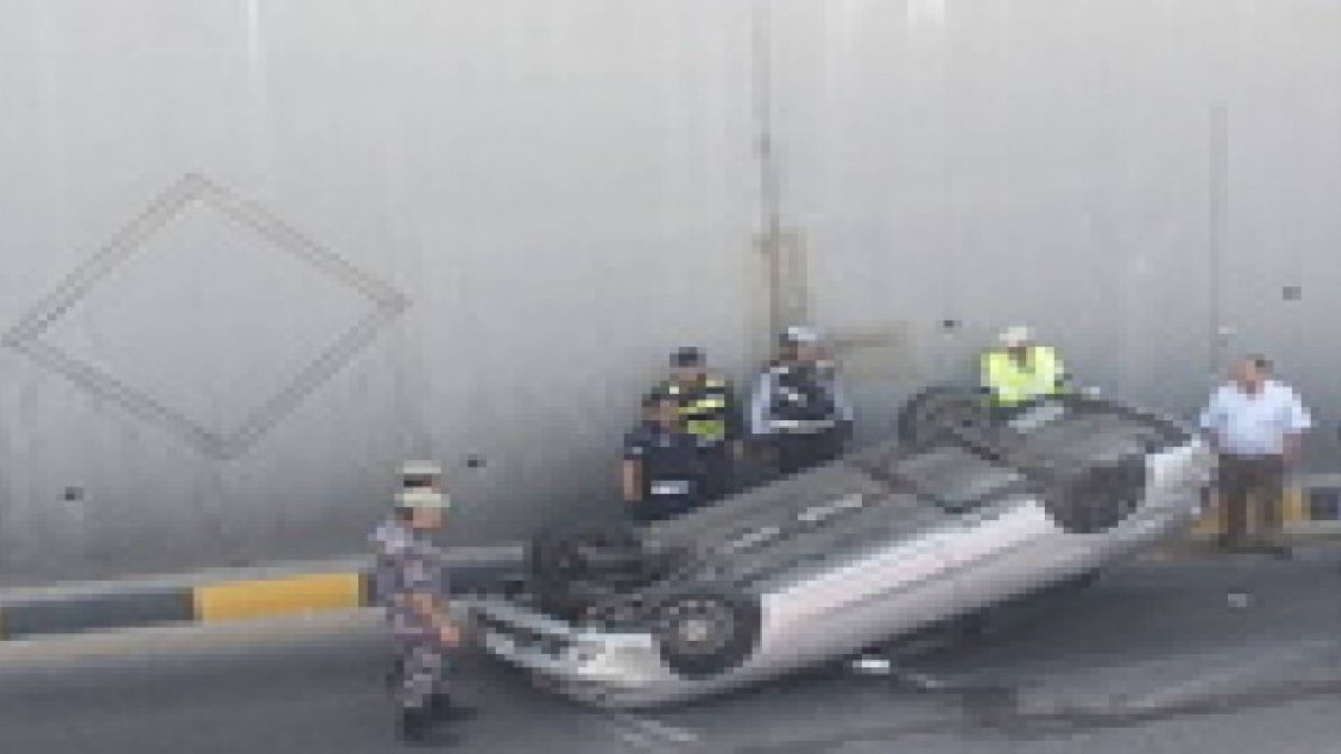 إنقلاب مركبة في نفق عبدون في عمان..صور