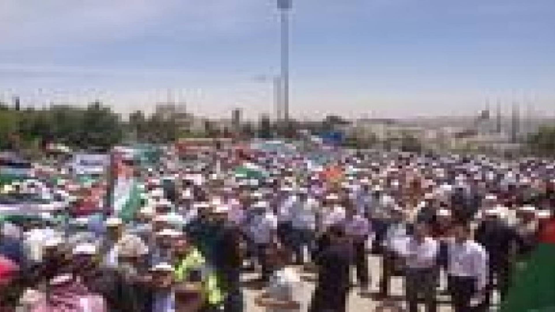 المعلمون يعتصمون أمام رئاسة الوزراء..صور