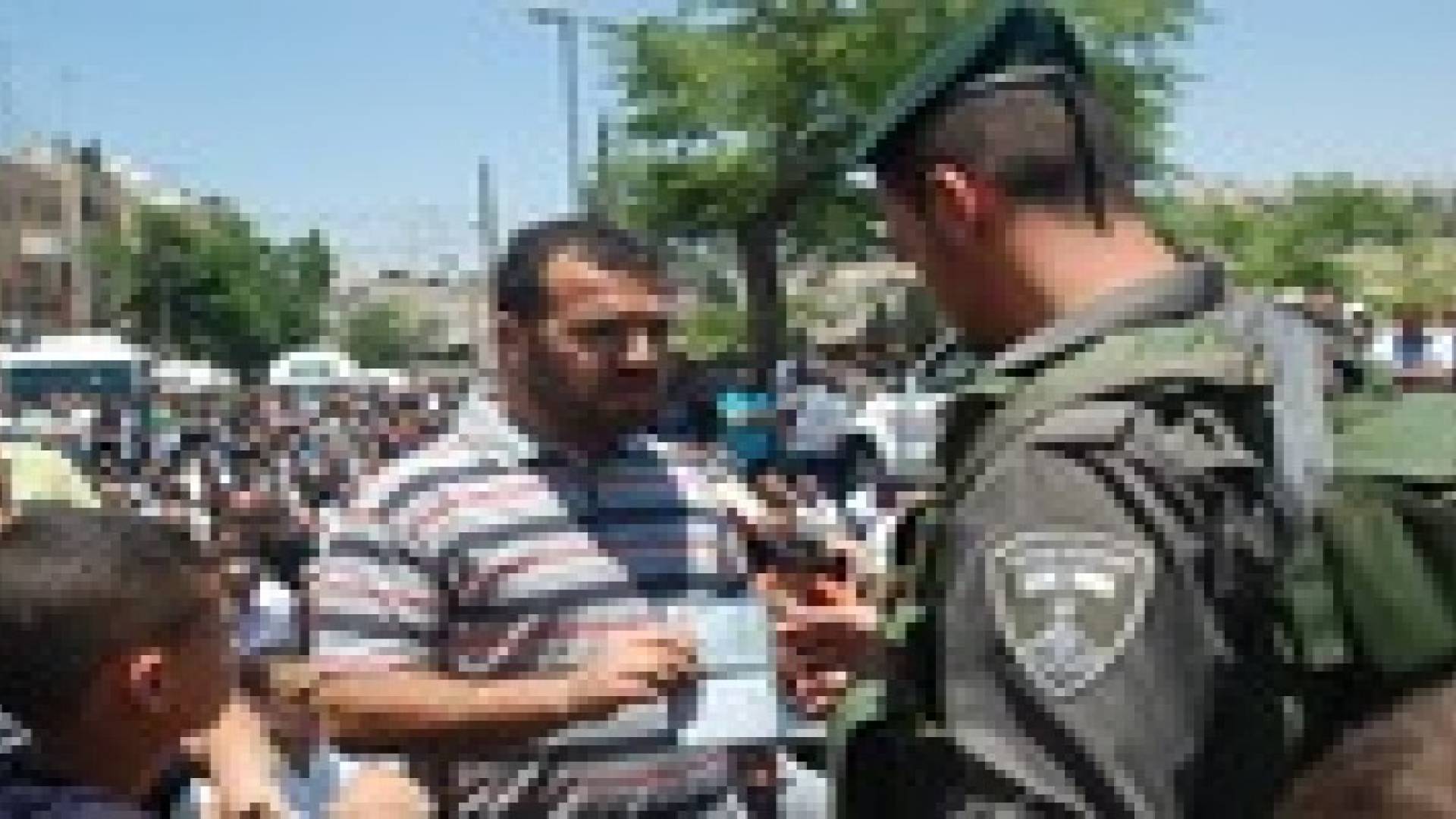 الاحتلال يفرض قيودا على دخول الفلسطينيين للقدس