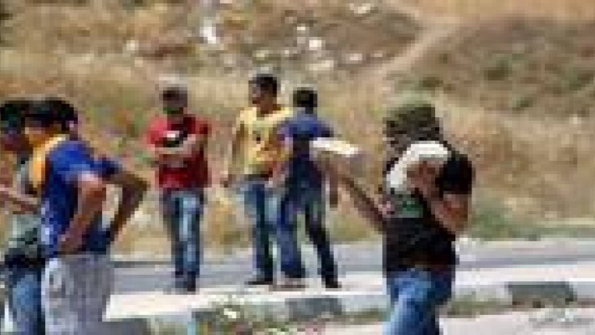 مواجهات واحراق محاصيل في مسيرة لدعم الأسرى جنوب نابلس .. صور