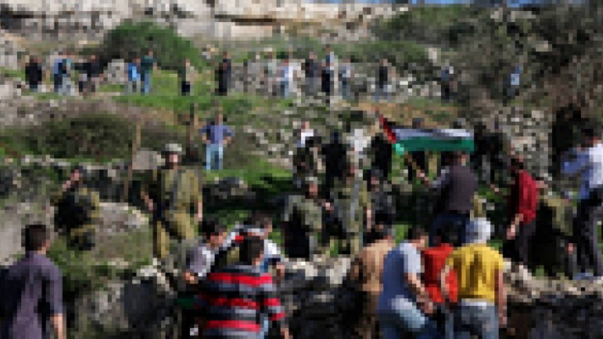 عباس يعد سكان " بورين " بدعمهم لمواجهة المستوطنين