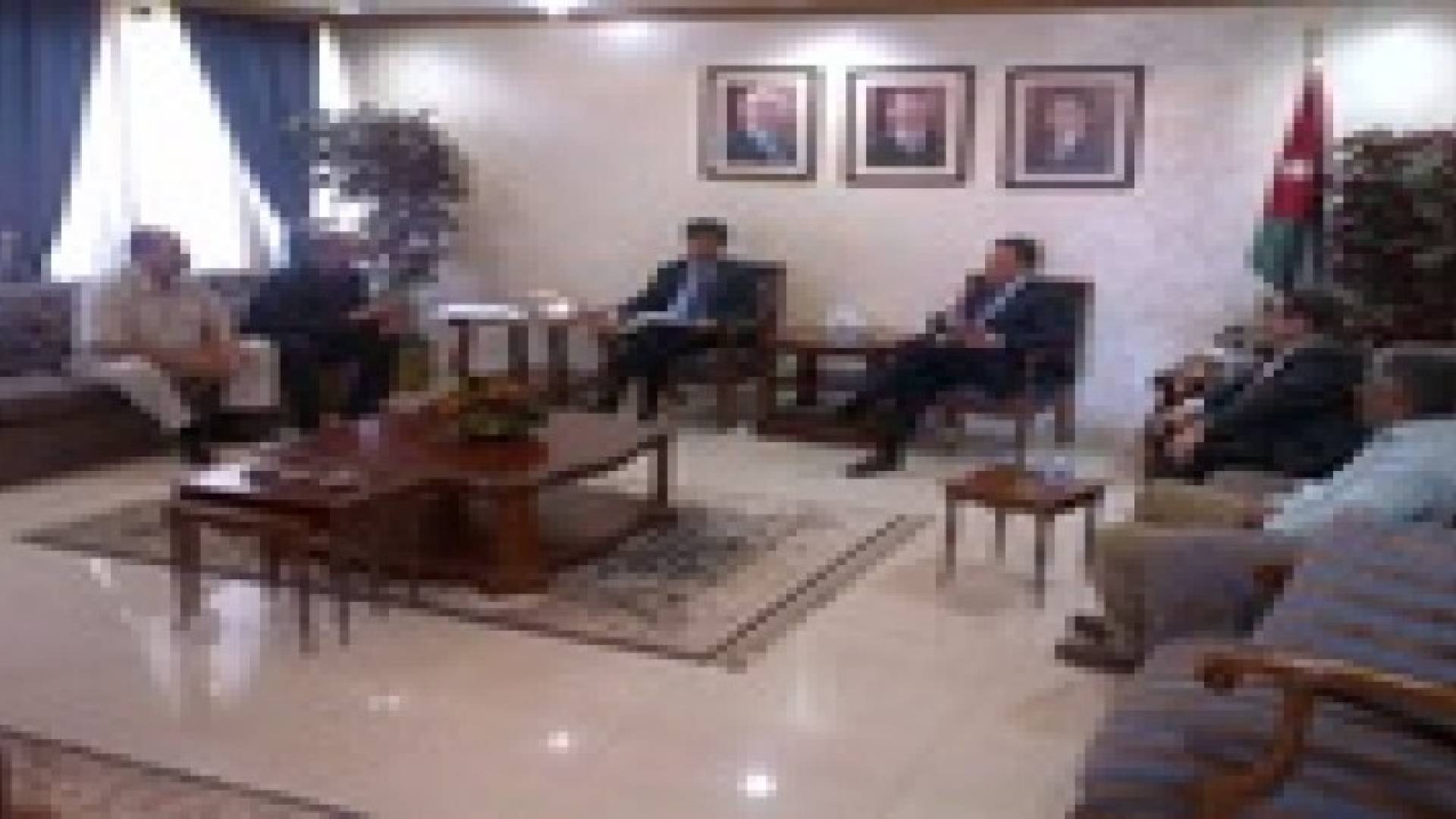 الطراونة يلتقي عمال الكهرباء المضربين