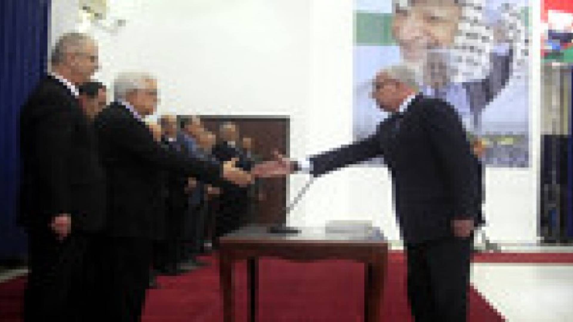 حكومة  التوافق الوطني  تؤدي اليمين الدستورية أمام الرئيس الفلسطيني  في رام الله