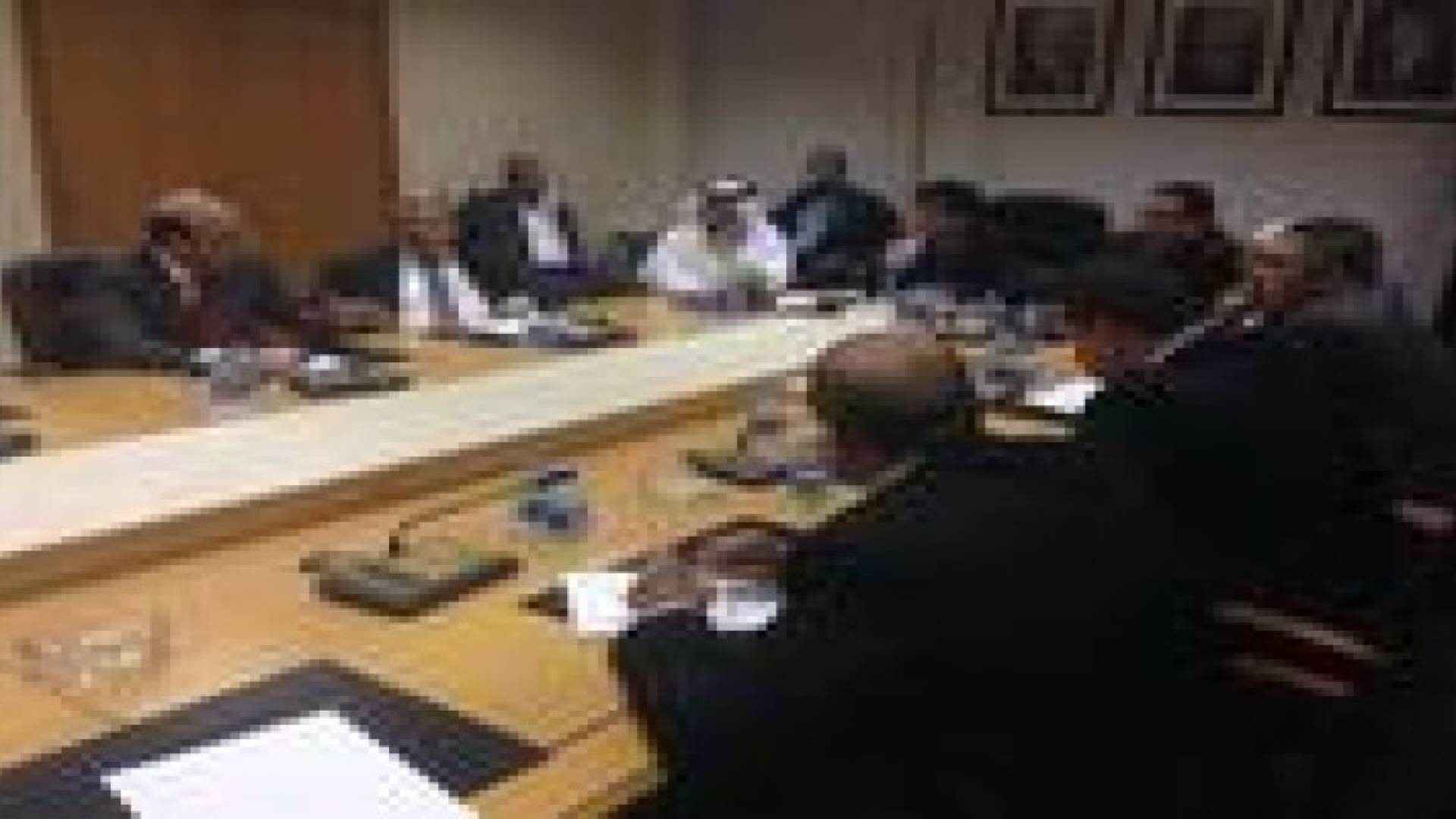 إتفاق بين شركة الكهرباء والعمال المضربين لإنهاء الاضراب..صور