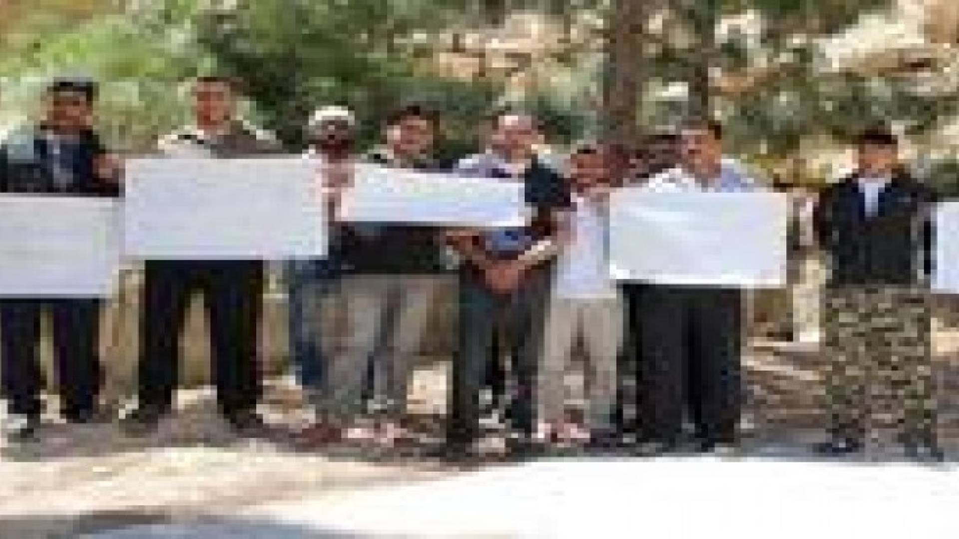 عمال المياومة يعتصمون أمام زراعة الطفيلة ..صور