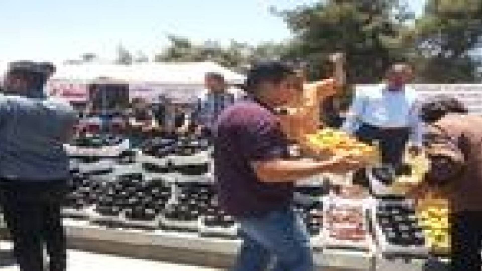 المزارعون في دابوق يوزعون منتجاتهم على المواطنيين مجانا..صور