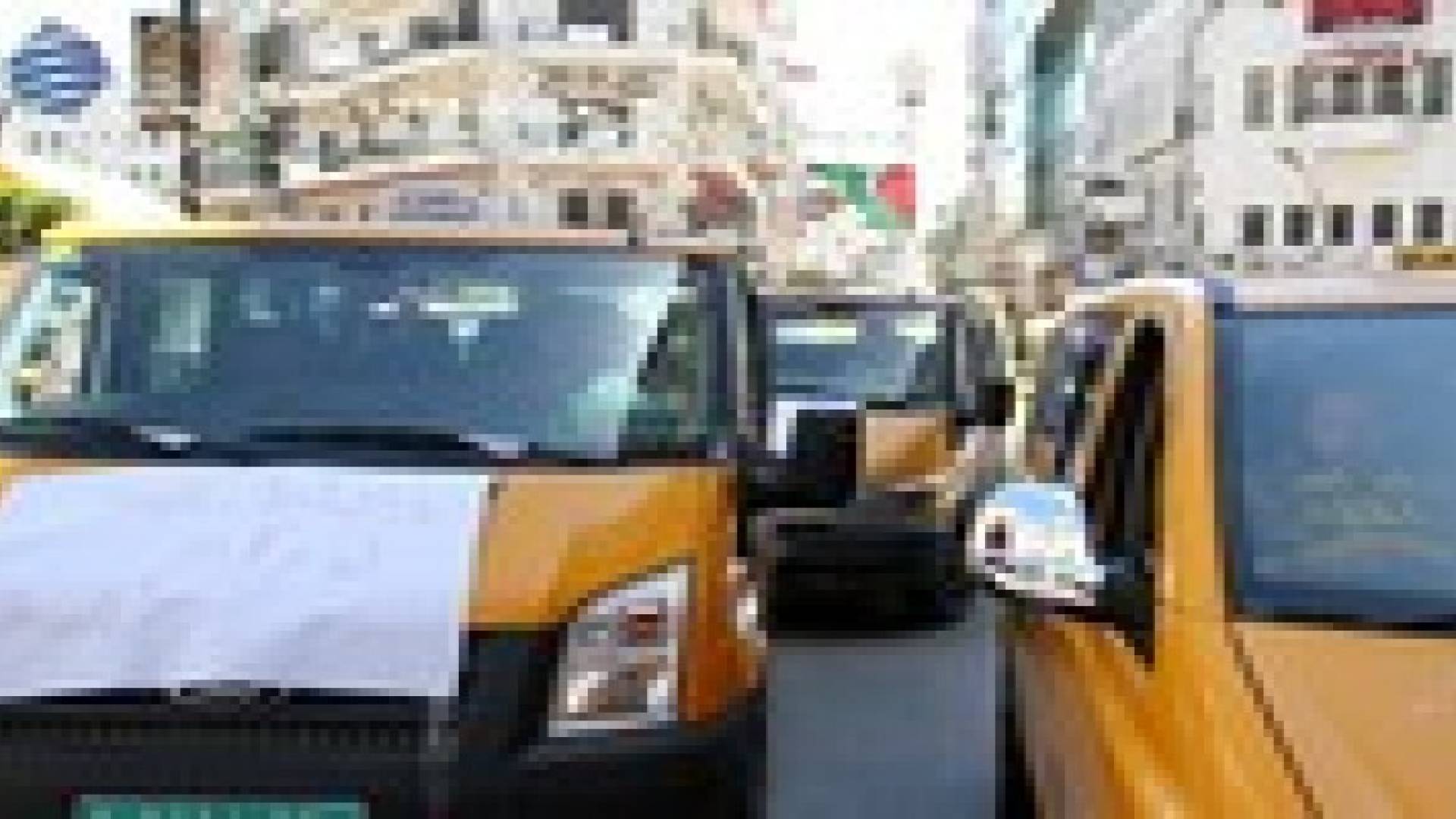 مسيرة مركبات عمومية تضامنا مع الاسرى في رام الله