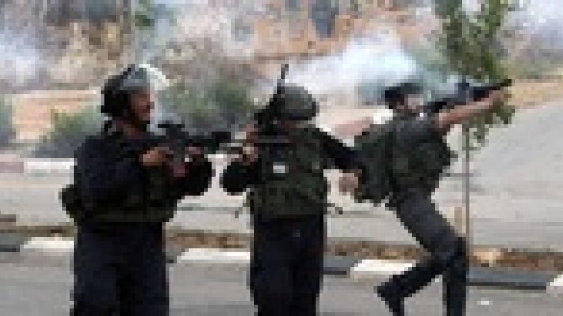 الاحتلال يعتدي على " لعبة كرة قدم " امام سجن عوفر