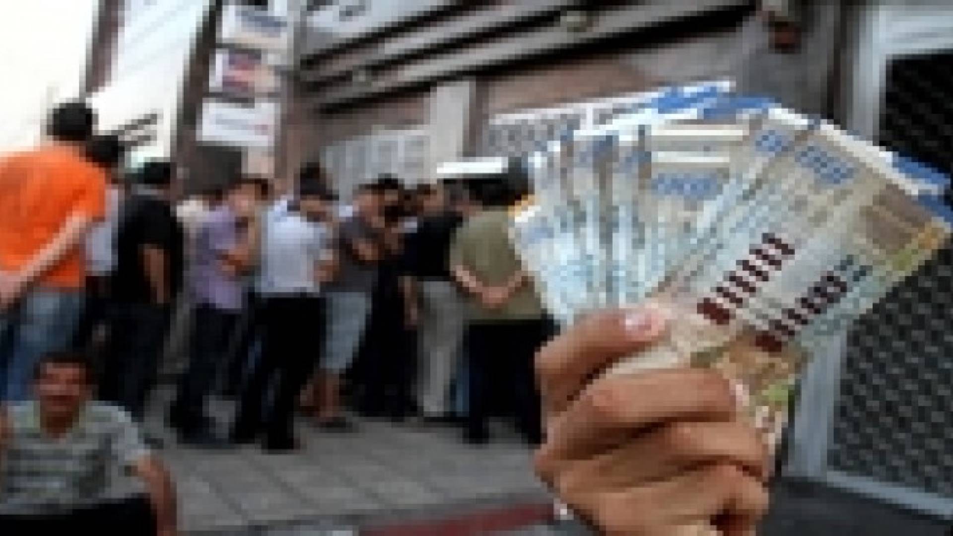 موظفو غزة يتسلمون الرواتب