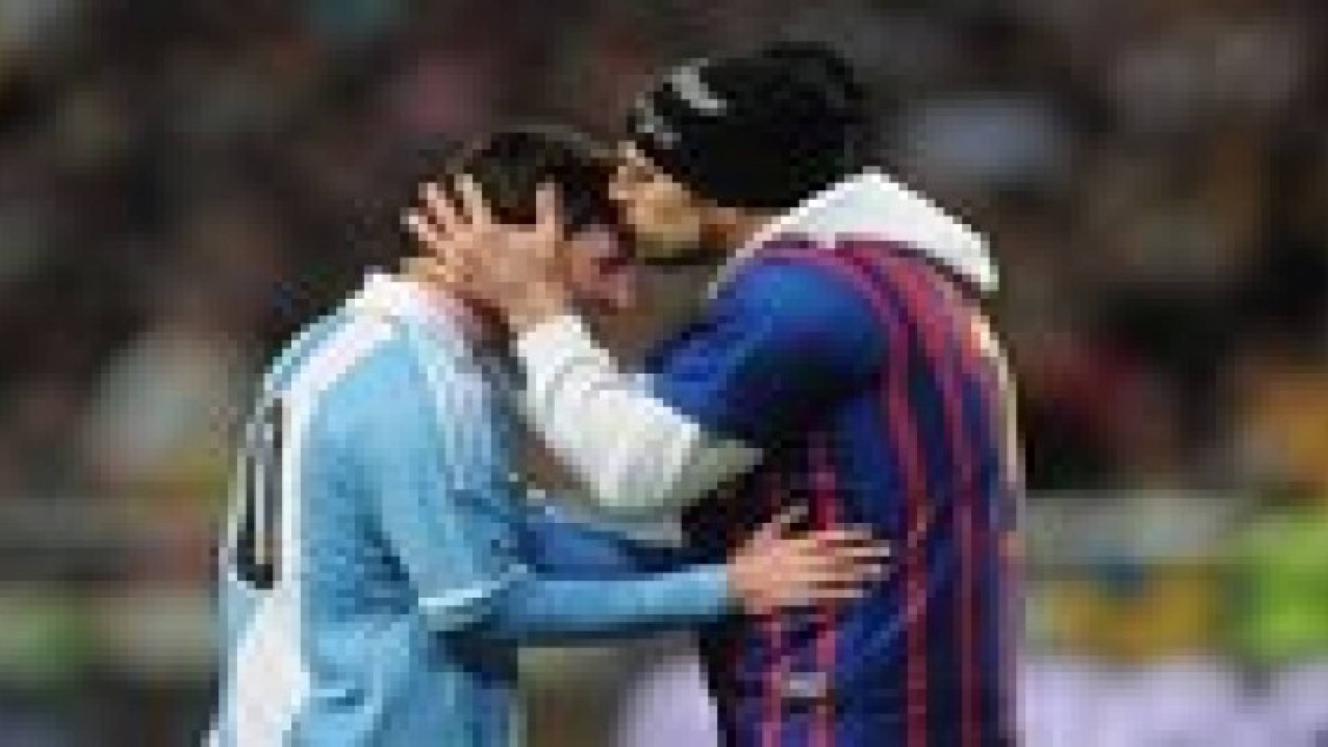 جماهير البرازيل تحتضن ميسي وتلمع حذائه!