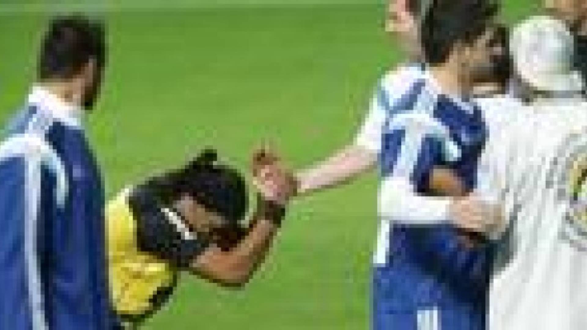 شبيه رونالدينيو يفاجئ المنتخب الارجنتيني في التدريبات..صور