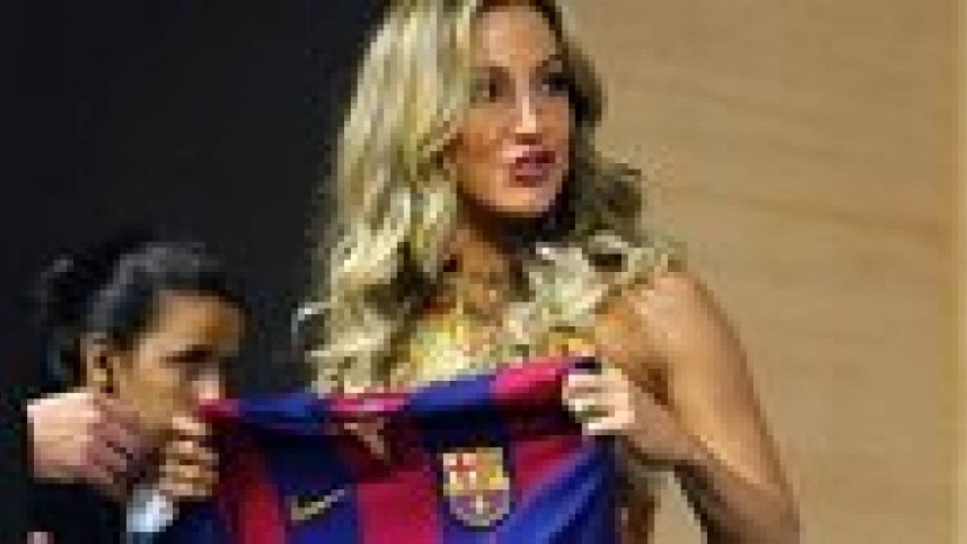 قميص برشلونة يثير أزمة لدى نجمة حفل افتتاح المونديال!