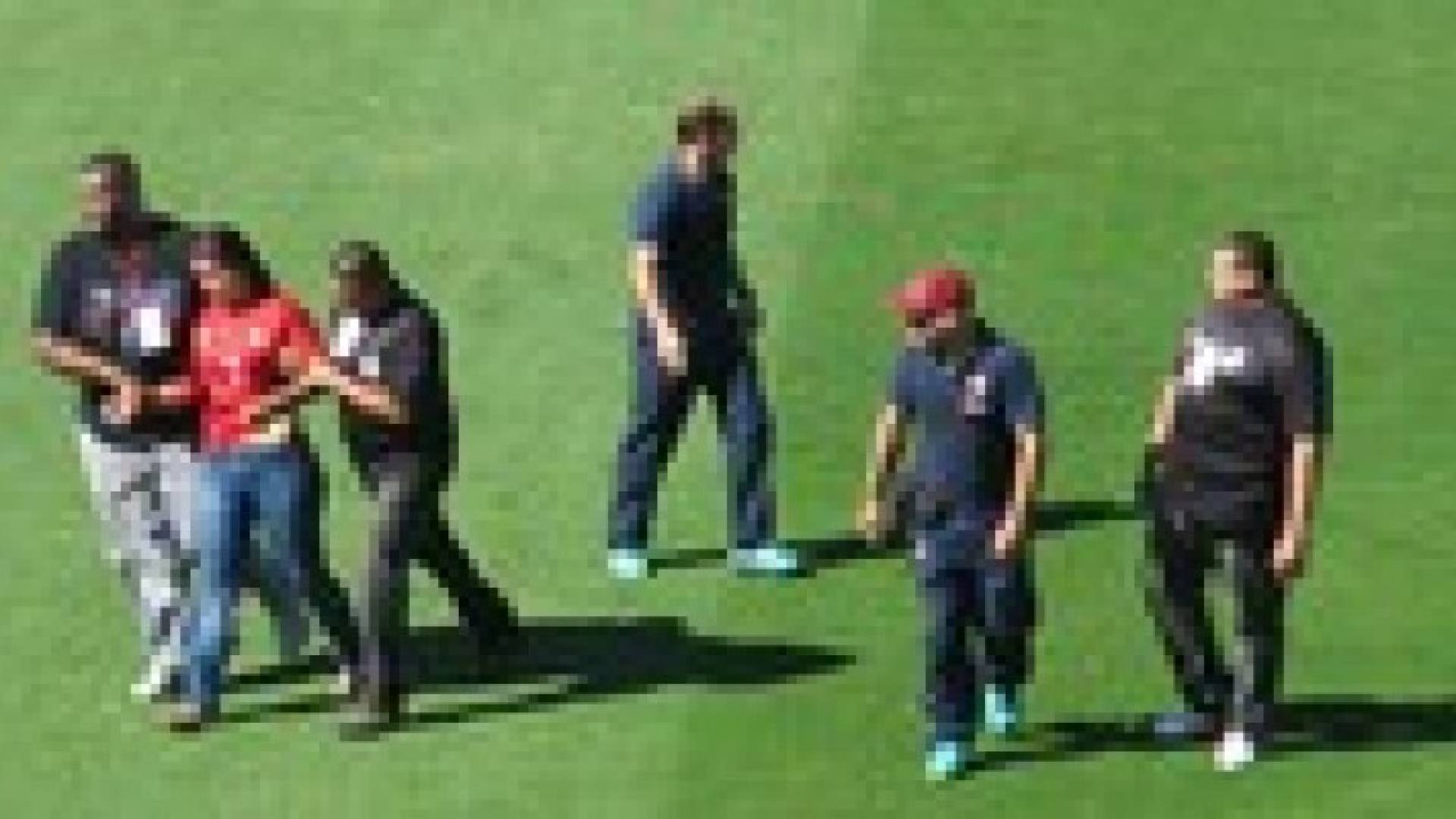 مشجعة برازيلية تقتحم تدريبات البرتغال من اجل التصوير مع رونالدو