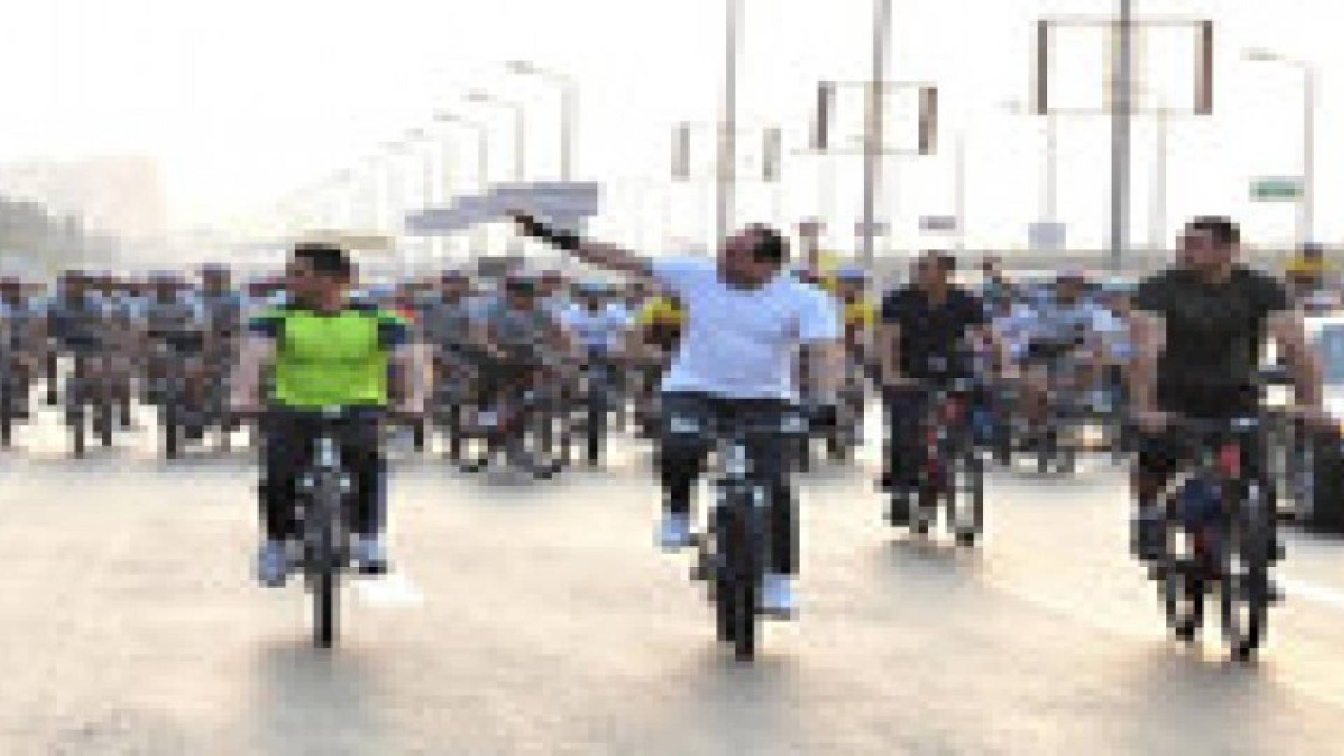 الرئيس المصري عبدالفتاح السيسي يقود دراجة هوائية  وسط القاهرة ..صور