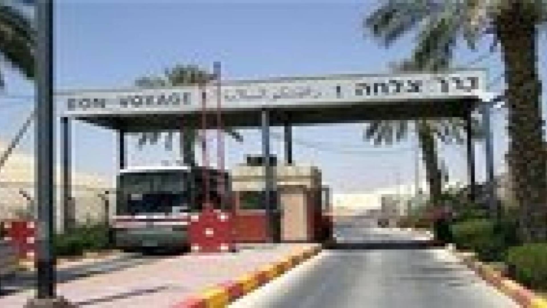 الاحتلال يمنع اهالي الخليل دون الـ50 عاما من السفر إلى الأردن