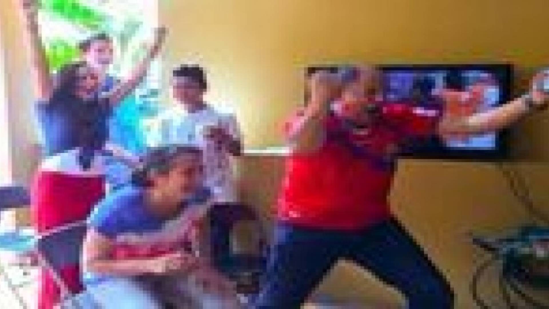 رئيس كوستاريكا يتفاعل مع فوز منتخب بلده على الأوروغواي