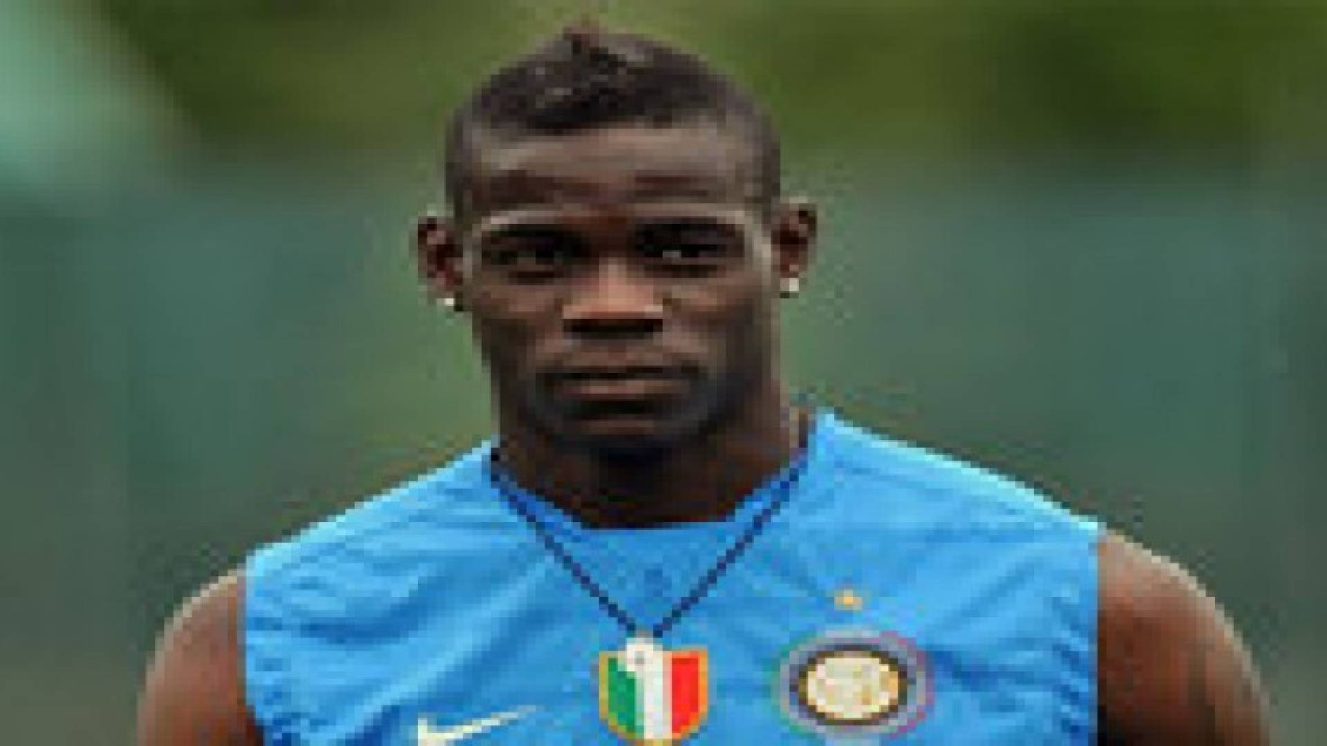 بالوتيلي يوجه رسالة عاطفية ومعها قبلة