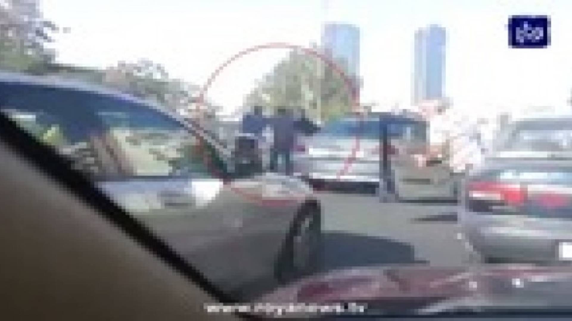 الاعتداء على شرطي سير في عمان .. فيديو