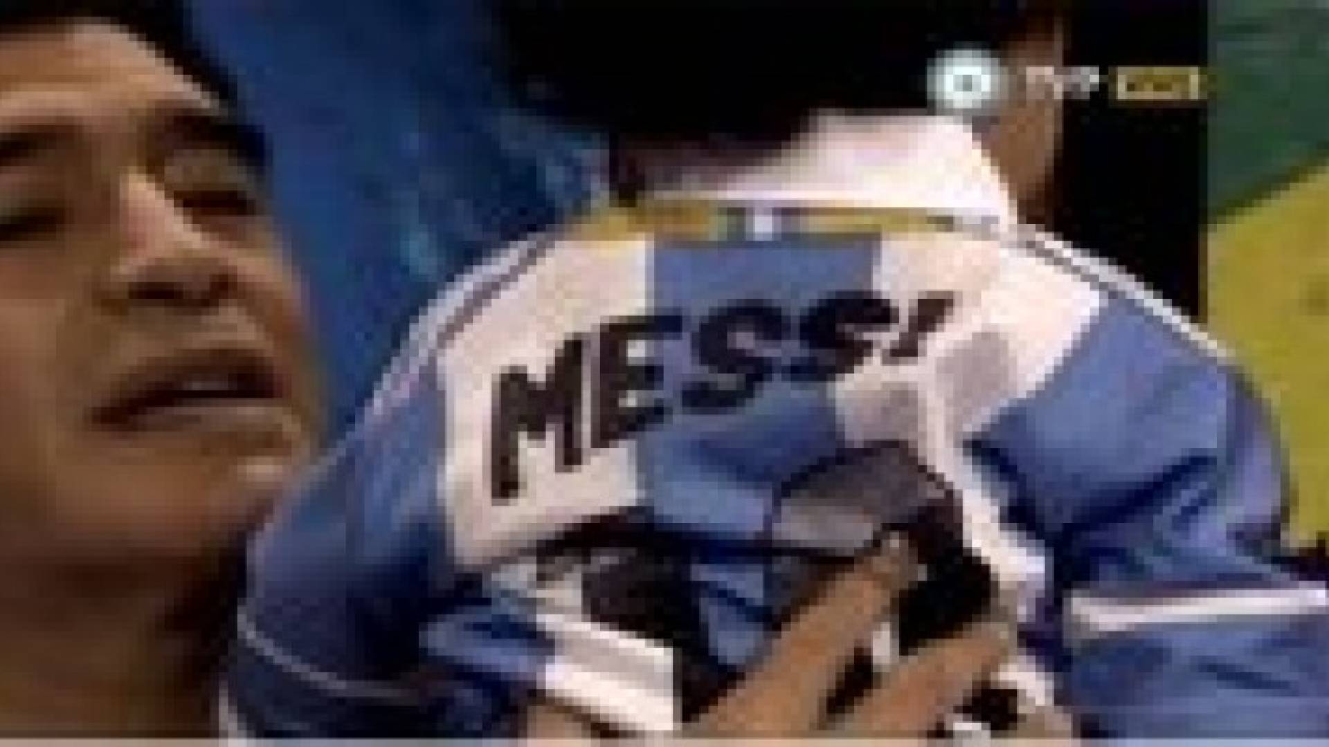 مارادونا يهدي ابنه قميص "ميسي"