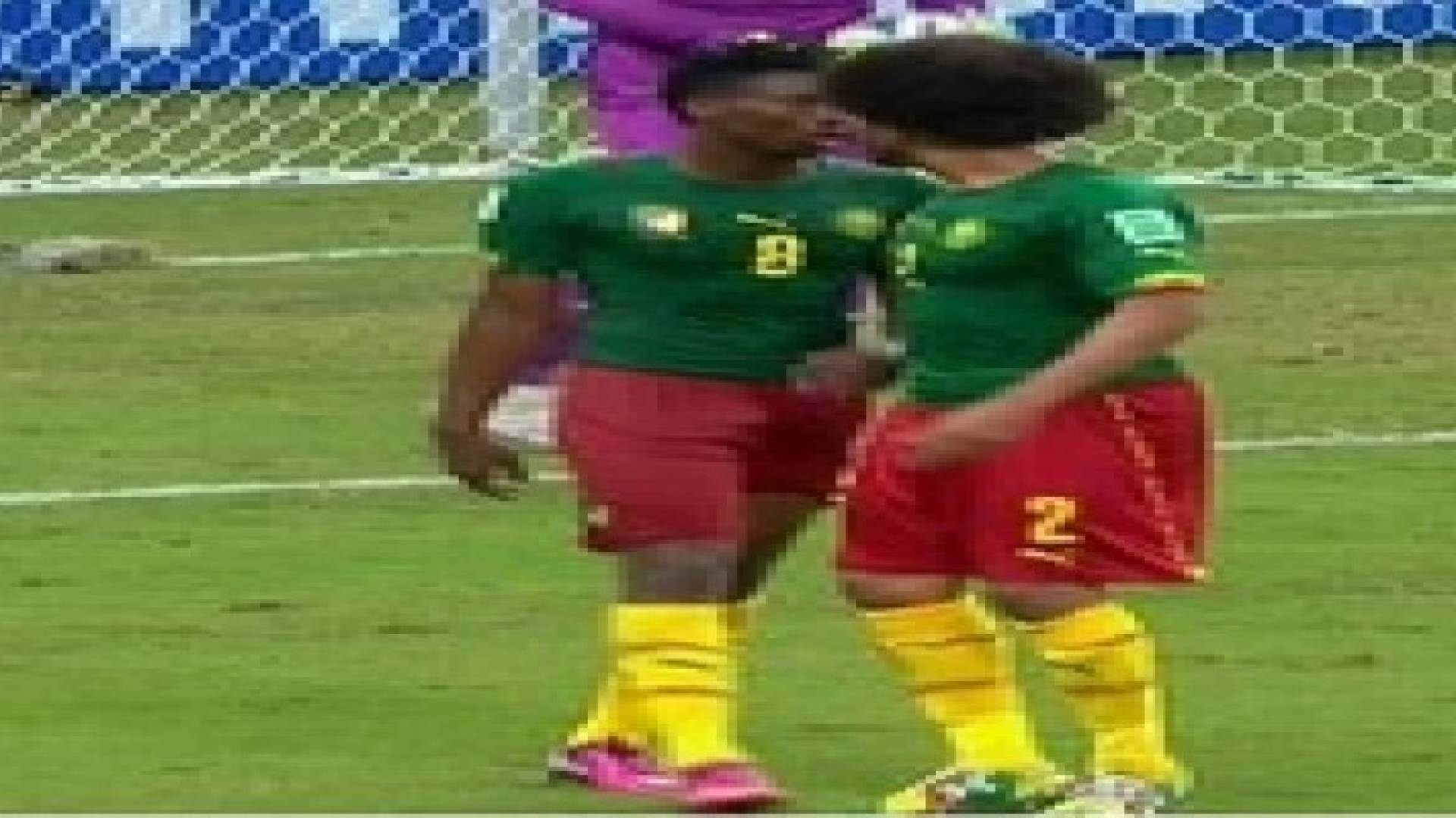 لاعب كاميروني "ينطح" زميله .. صور