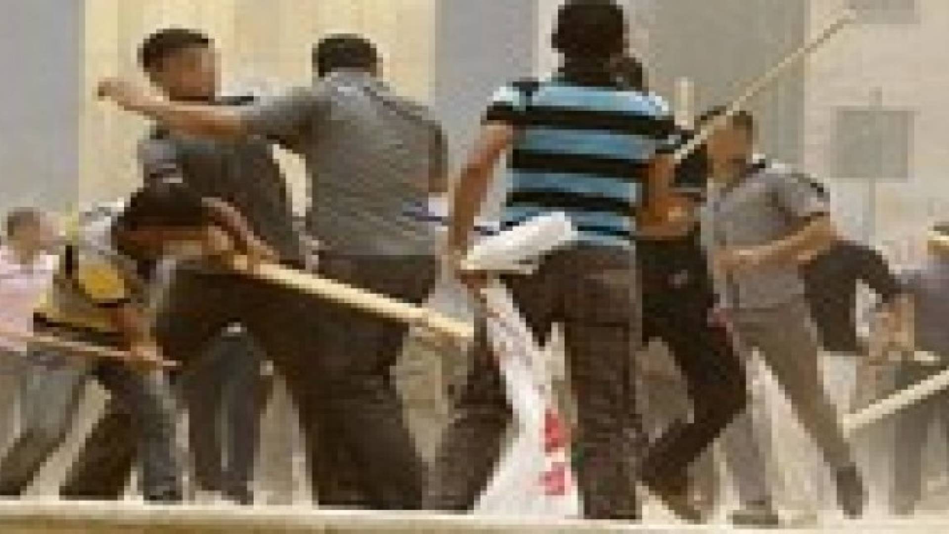 اصابة شخصين وقلب سيارة في مشاجرة جماعية بالرصيفة