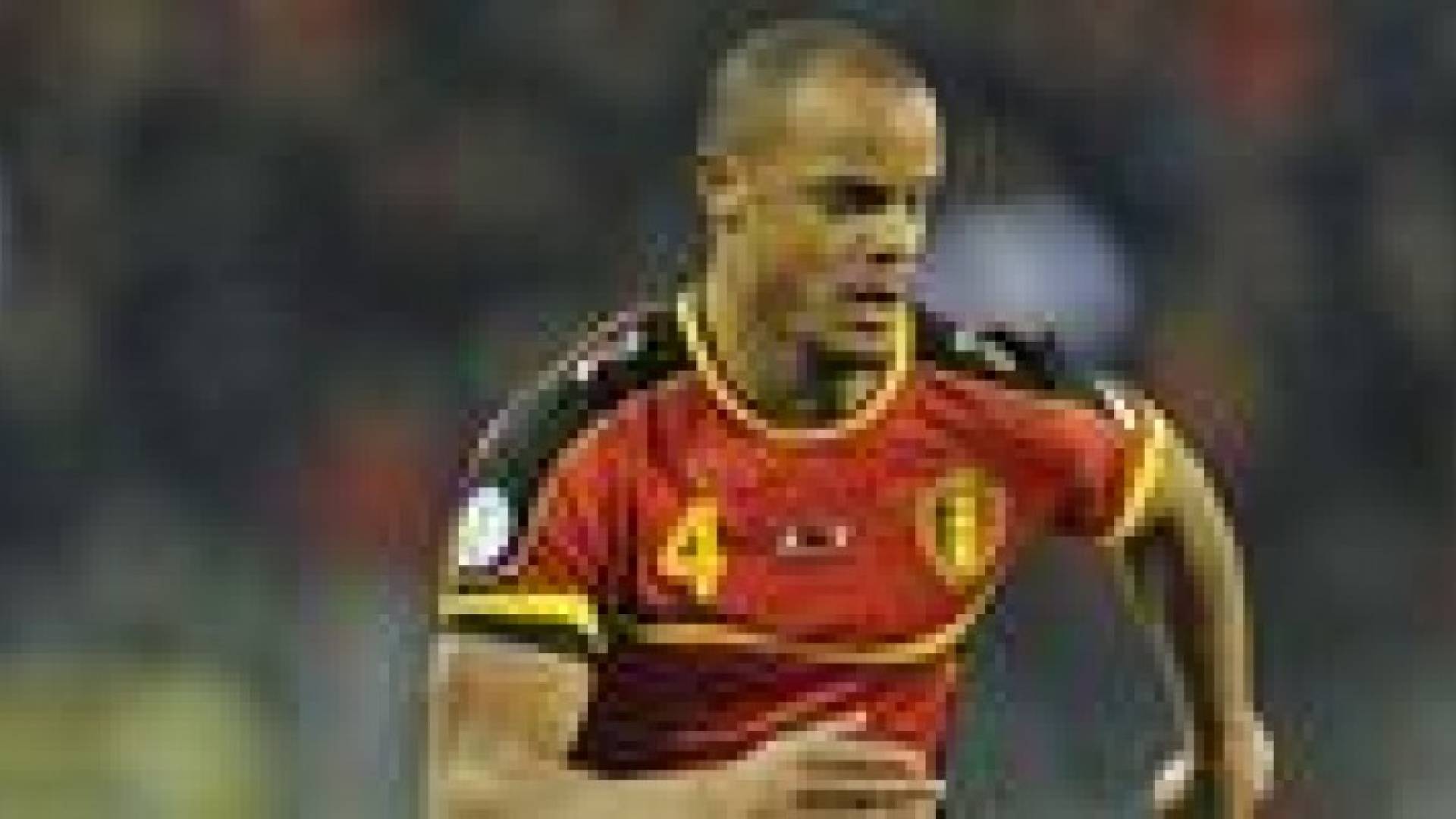 كومباني يبيع قميصه أمام الجزائرة بـ 4050 يورو