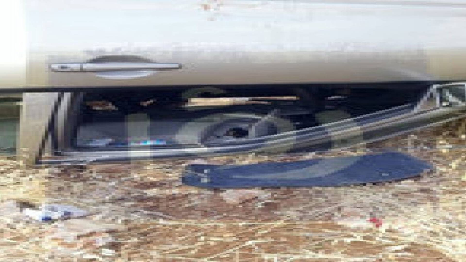 بالصور : تدهور سيارة بالقرب من طريق المطار