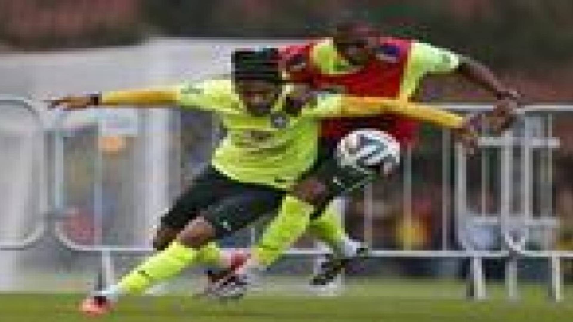 نيمار يقوم بحركات شبيهة "للكابتن ماجد "