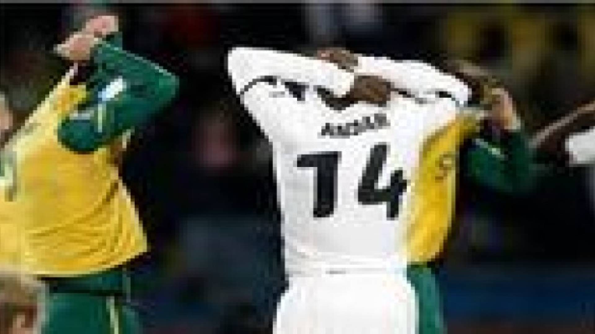 هوس بقمصان كأس العالم المبتلة بالعرق