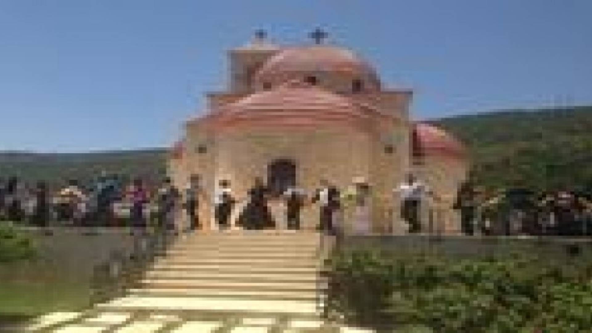 اعتصام في دبين دعما للأب خريستوفورس عطالله ..تفاصيل