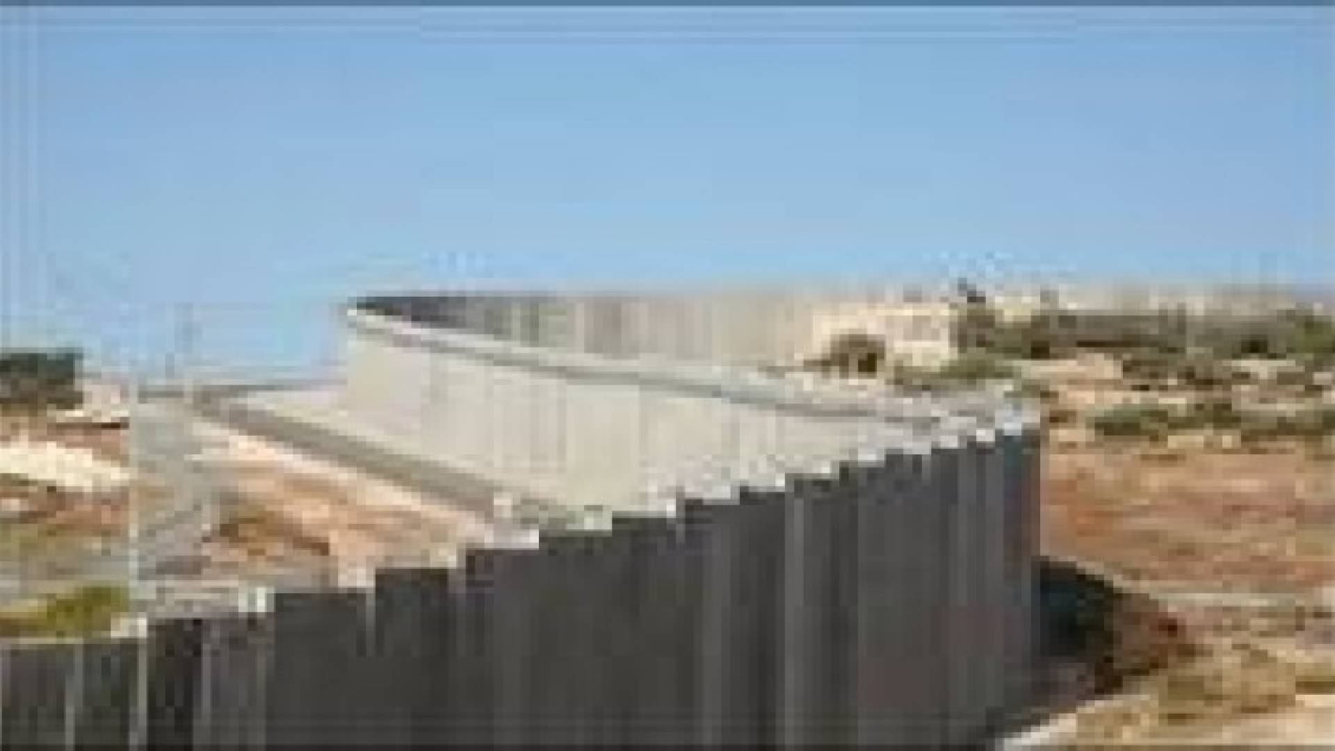 الحكومة ردا على الجدار: لا يجوز للمحتل تغيير الواقع على الأرض