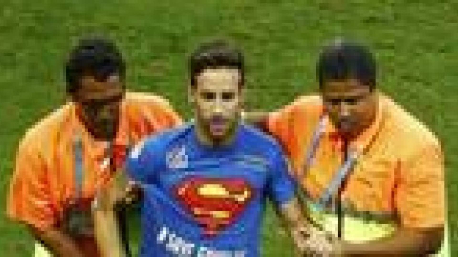 سوبرمان يقتحم مباراة بلجيكا وأمريكا