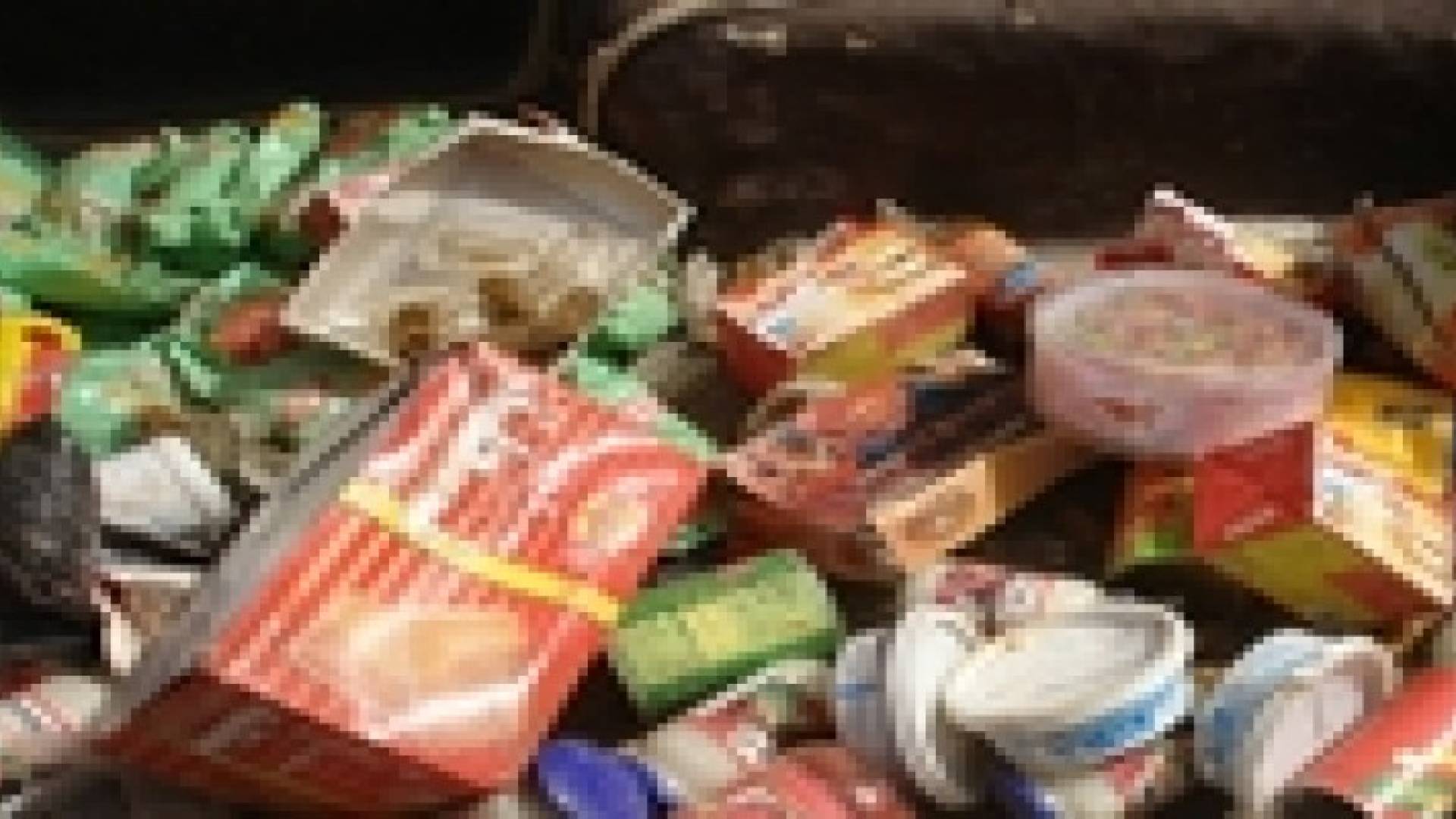 اتلاف مواد غذائية فاسدة في عين الباشا