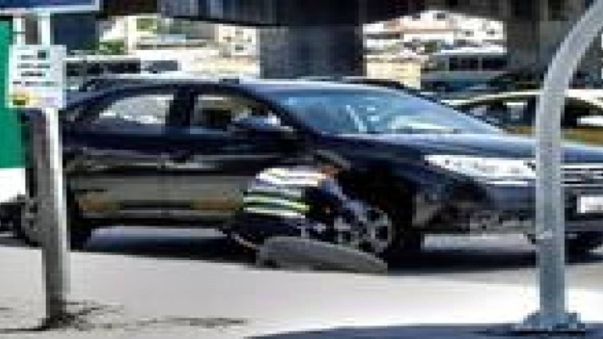 رجل سير يصلح "بنشر" لمركبة سيدة في عمان