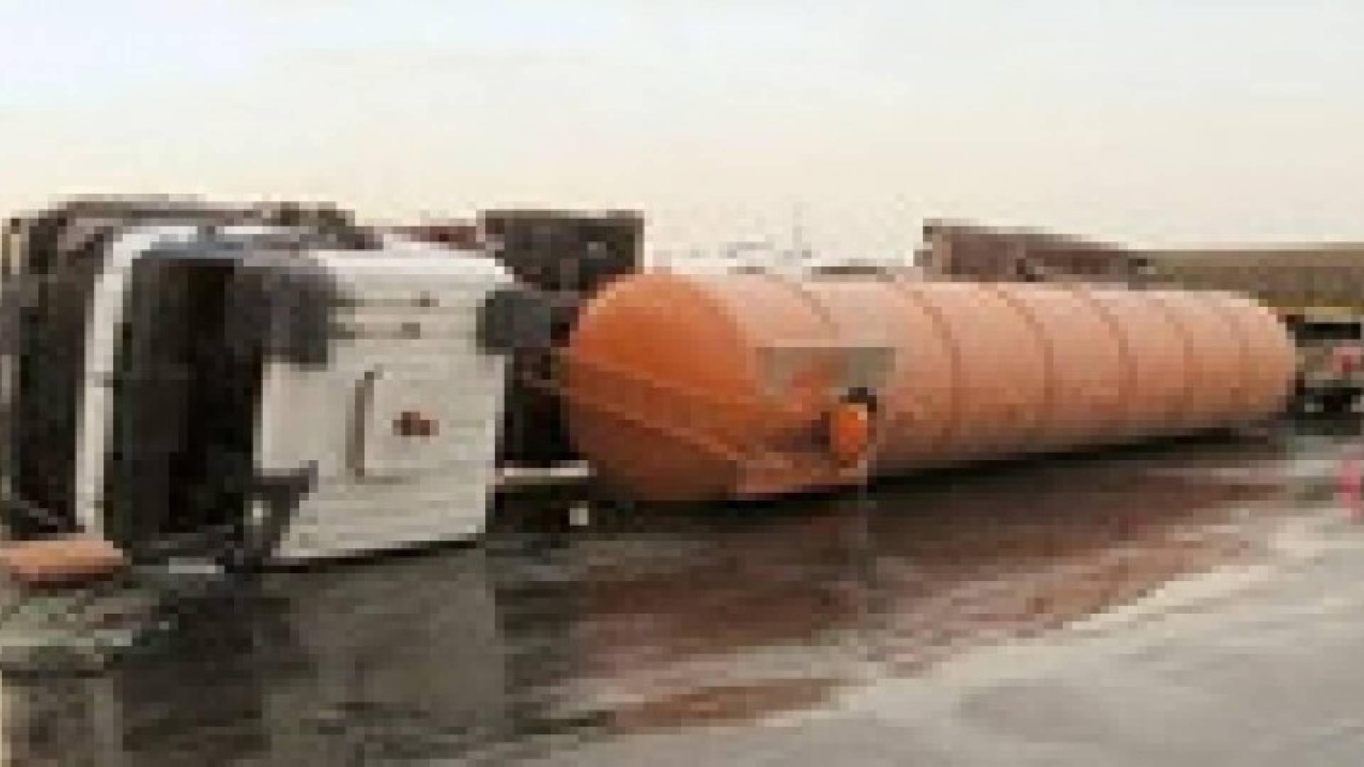 إخماد حريق صهريج محمل بمادة البنزين في الزرقاء